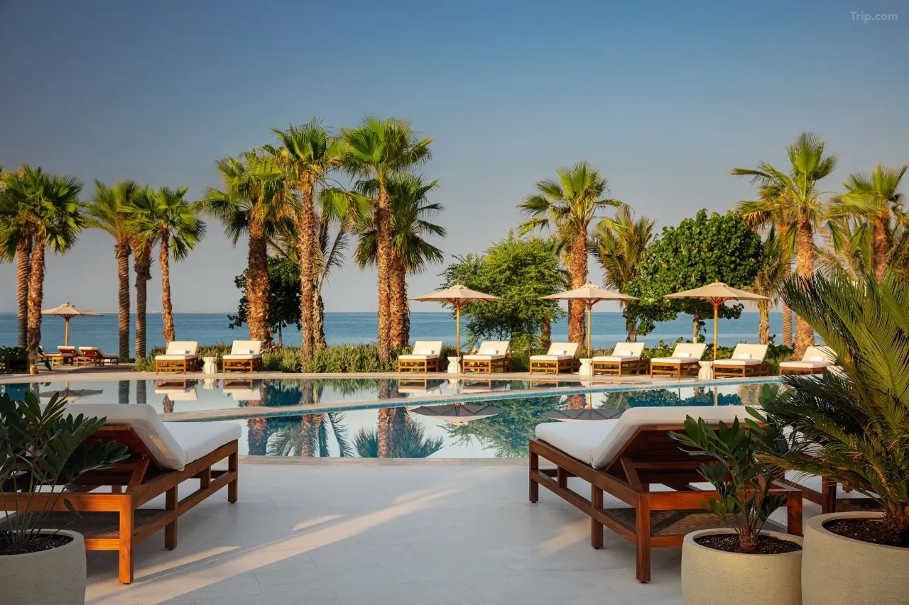 Kh&aacute;ch sạn Addison Biển Đỏ