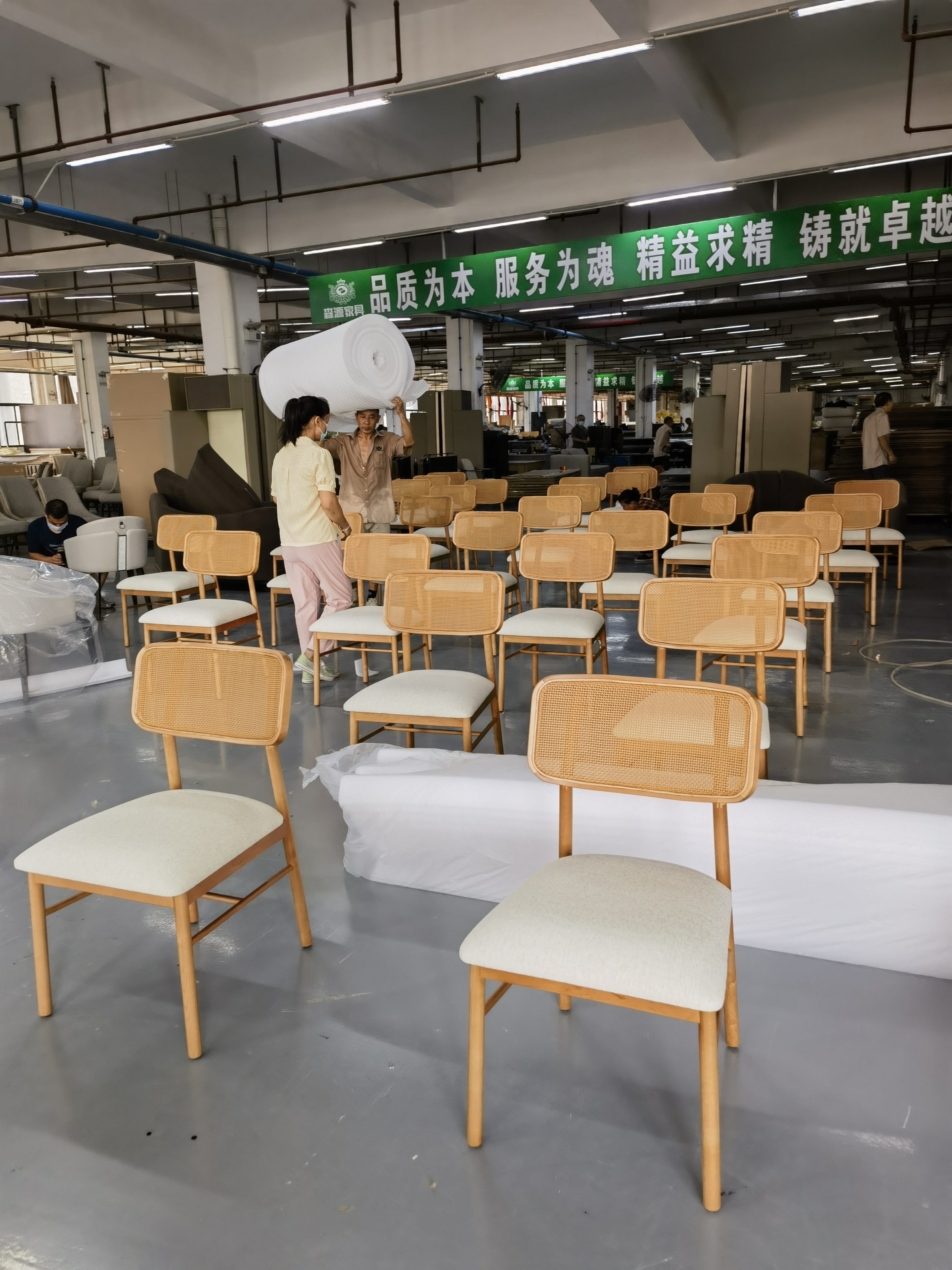 nh&agrave; sản xuất đồ nội thất kh&aacute;ch sạn sang trọng tại Trung Quốc