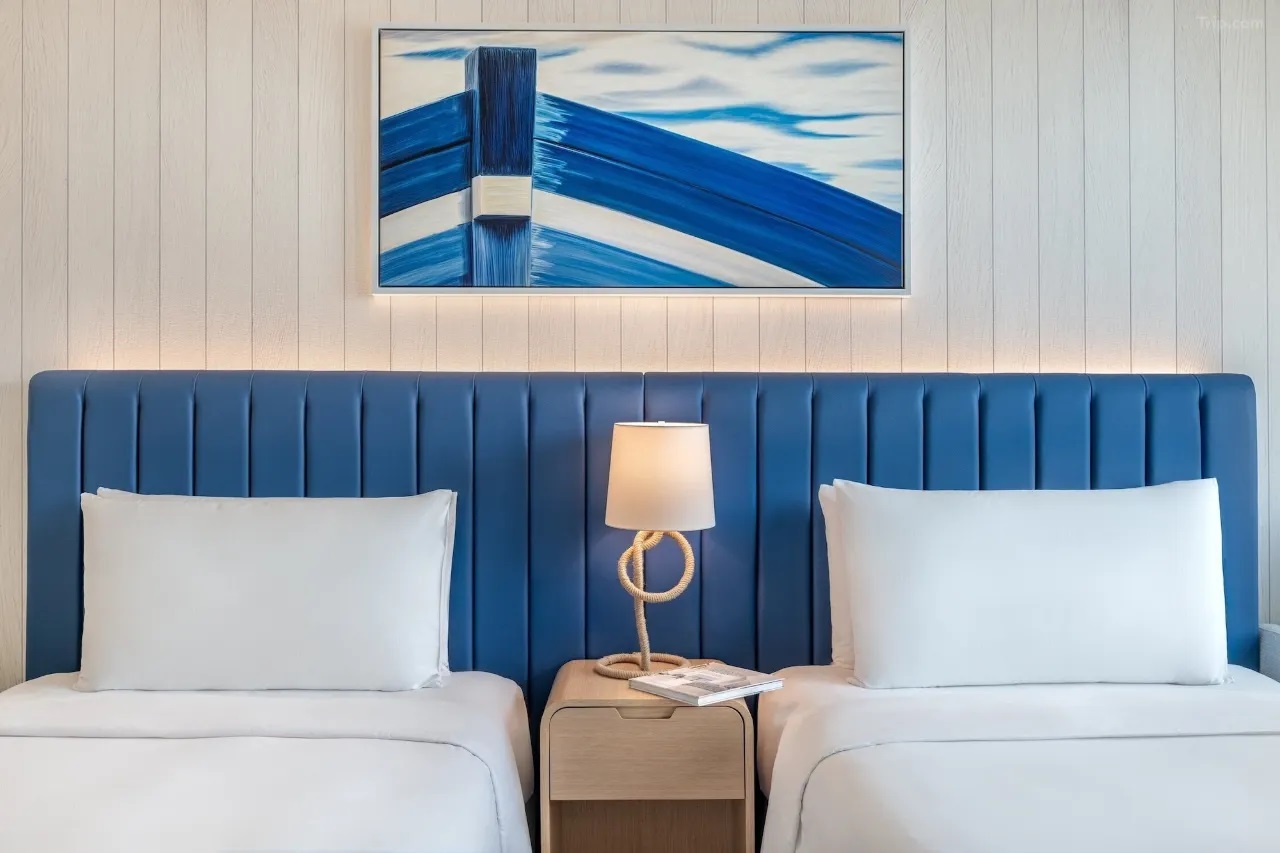 Ván gỗ Veneer của khách sạn Crowne Plaza Abu Dhabi